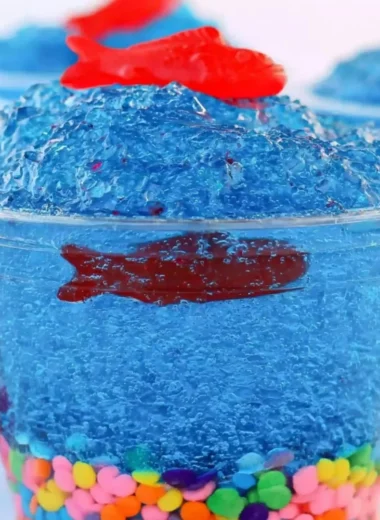 Mini Fish Tank Jell-O Cups decorated like a colorful fish tank