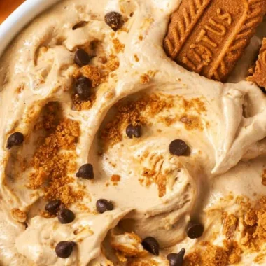 Delicious Biscoff dip for fruits and marshmallow fluff, creamy and sweet.
