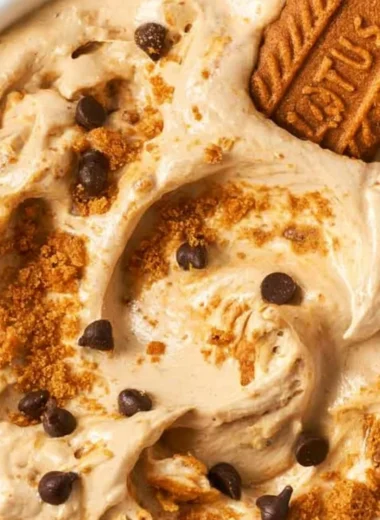 Delicious Biscoff dip for fruits and marshmallow fluff, creamy and sweet.