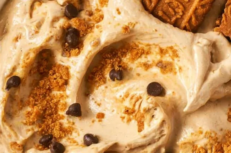 Delicious Biscoff dip for fruits and marshmallow fluff, creamy and sweet.